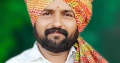 दरोडी चा तरुण किसनराव पावडे पाटील मुंबई पालिकेतील शिक्षण विभागात उच्च पदावर .