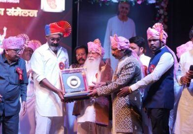 आदिनाथ महाराजांना लोककला जीवन गौरव पुरस्कार  नागराज मंजुळे यांच्या हस्ते पुरस्कार प्रदान