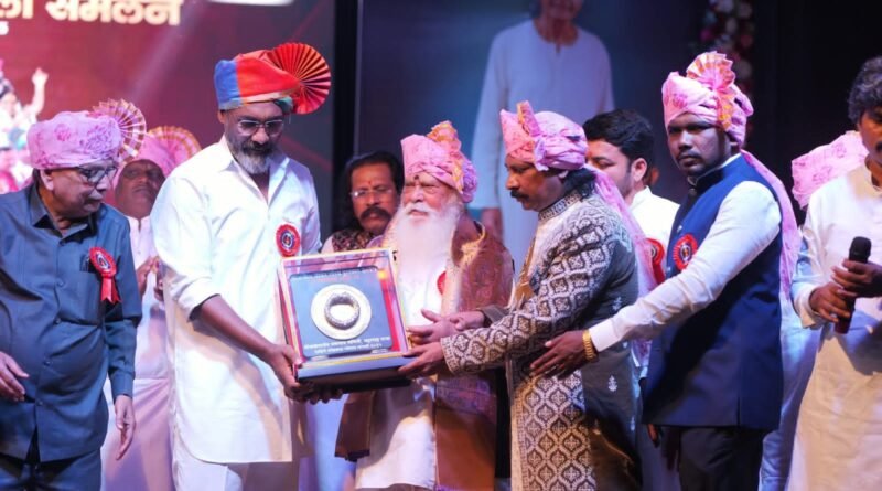 आदिनाथ महाराजांना लोककला जीवन गौरव पुरस्कार  नागराज मंजुळे यांच्या हस्ते पुरस्कार प्रदान